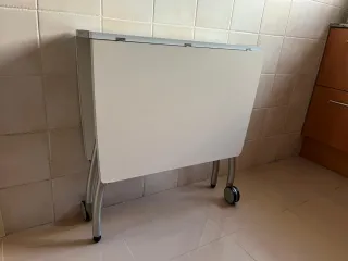 Mesa auxiliar plegable con ruedas de melamina