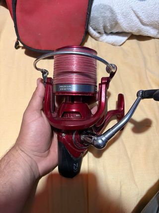 Carrete de pesca rojo  daiwa  emblemn