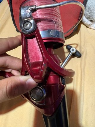 Carrete de pesca rojo  daiwa  emblemn