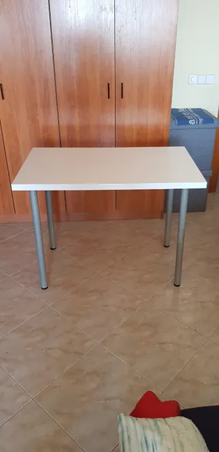 Mesa de comedor blanca y patas metálicas