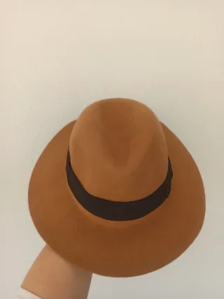 Sombrero marrón con cinta negra