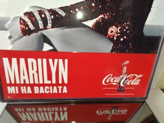 Insegna Coca Cola Marilyn Mi ha Baciata Metallo