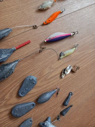 Lote plomos y peces artificiales pesca