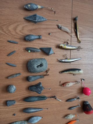 Lote plomos y peces artificiales pesca