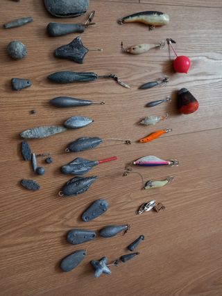 Lote plomos y peces artificiales pesca