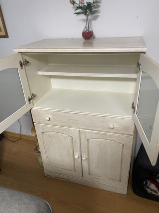 Mueble de madera y cristal beige