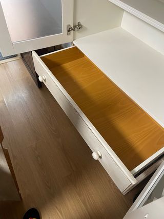 Mueble de madera y cristal beige
