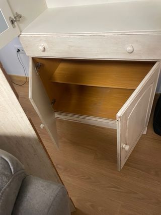 Mueble de madera y cristal beige