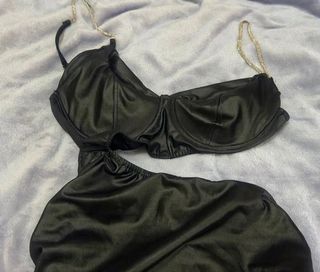 Vestido negro con cadenas