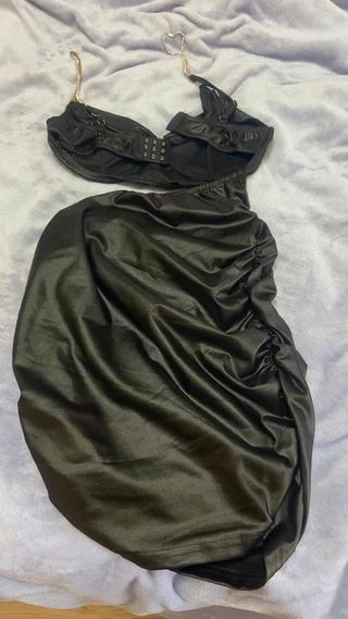 Vestido negro con cadenas