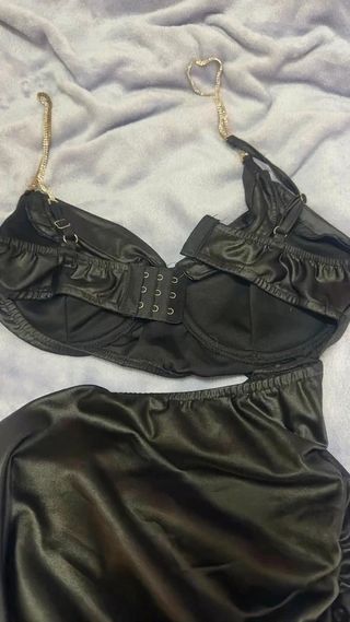 Vestido negro con cadenas