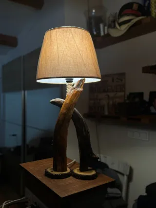 Lámpara artesanal madera. Pieza única