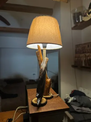 Lámpara artesanal madera. Pieza única