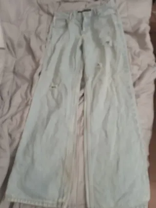 Pantalón vaquero ancho roto