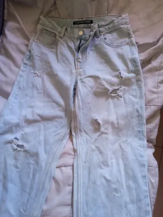 Pantalón vaquero ancho roto