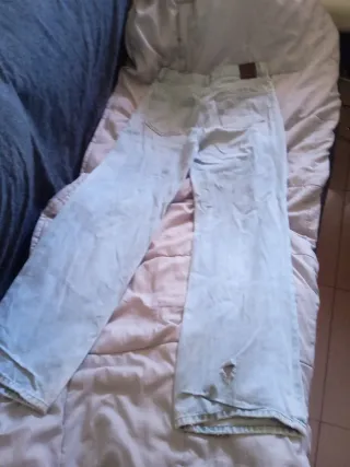 Pantalón vaquero ancho roto