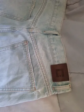 Pantalón vaquero ancho roto