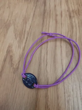 Pulsera morada con charm negro Tummy