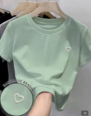 Camiseta gris con corazón de perlas