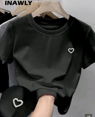Camiseta gris con corazón de perlas