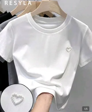 Camiseta gris con corazón de perlas