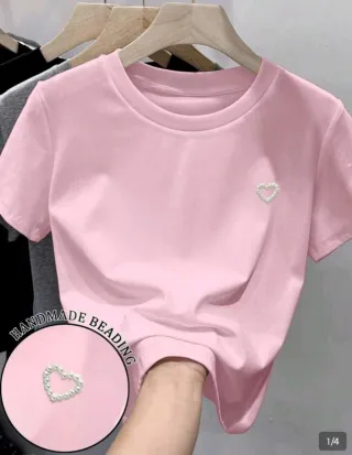 Camiseta gris con corazón de perlas