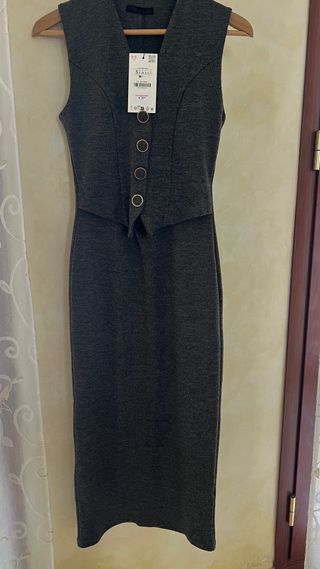Vestido Zara gris con chaleco
