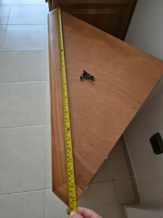 Vitrina esquinera de madera y cristal