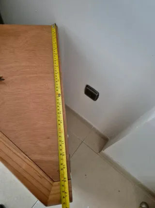 Vitrina esquinera de madera y cristal