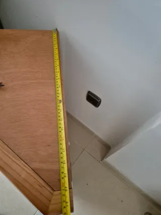 Vitrina esquinera de madera y cristal