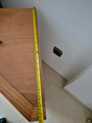 Vitrina esquinera de madera y cristal