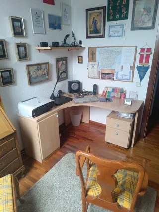 Escritorio con cajoneras