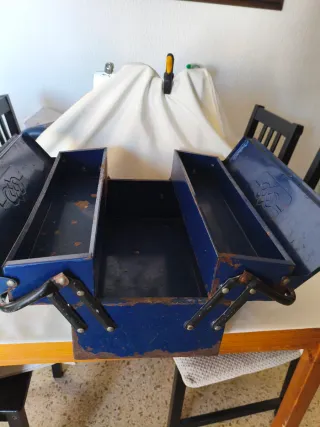 Caja de herramientas metálica vintage