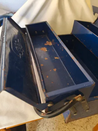 Caja de herramientas metálica vintage