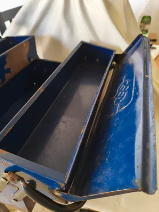 Caja de herramientas metálica vintage