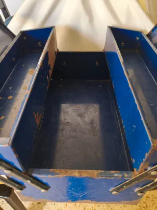 Caja de herramientas metálica vintage