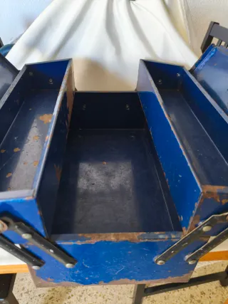 Caja de herramientas metálica vintage