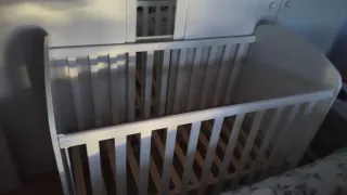 Cuna de bebé blanca con osito