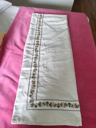 Sábana beige con bordado floral