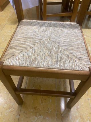 Sillas de madera con asiento de mimbre