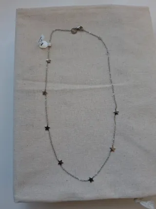Collar de acero con estrellas
