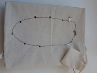 Collar de acero con estrellas
