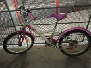 Bicicleta infantil Btwin rosa y blanca