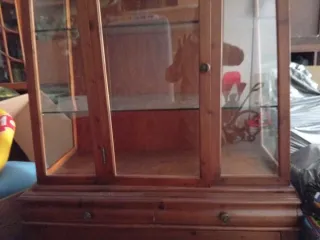 Vitrina de madera con cristalería