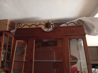 Vitrina de madera con cristalería