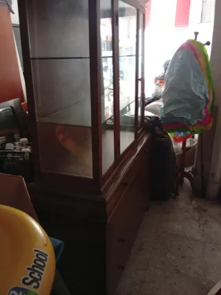 Vitrina de madera con cristalería