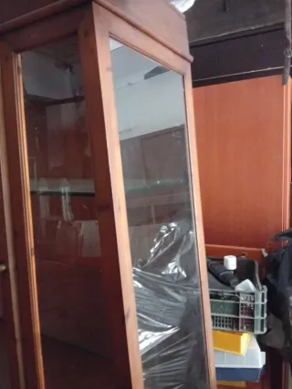 Vitrina de madera con cristalería
