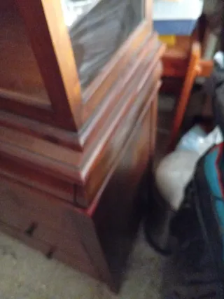 Vitrina de madera con cristalería