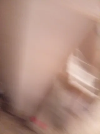 Vitrina de madera con cristalería