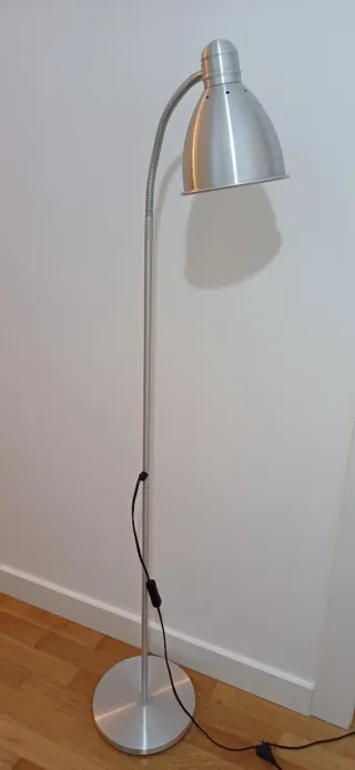 Lámpara de pie plateada